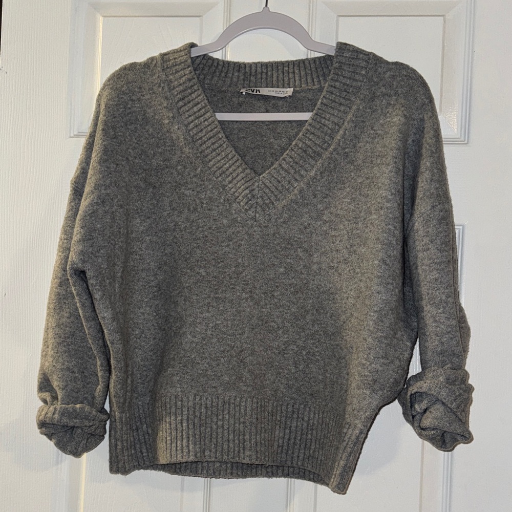 Zara Women's Gray V-Neck Sweater
